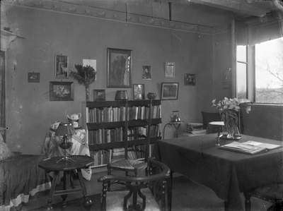 824363 Interieur van het huis van rijks- en gemeentearchivaris mr. S. Muller Fzn. te Utrecht.N.B. Muller woonde van ca. ...